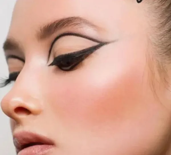 HudaQueen Fit Look Flying Eyeliner